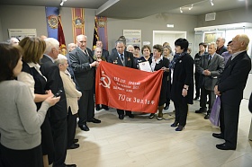 В музей «Станкомаша» передали копию Знамени Победы